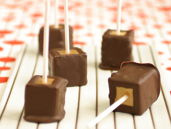 Peanut Butter And Chocolate Cheesecake Pops