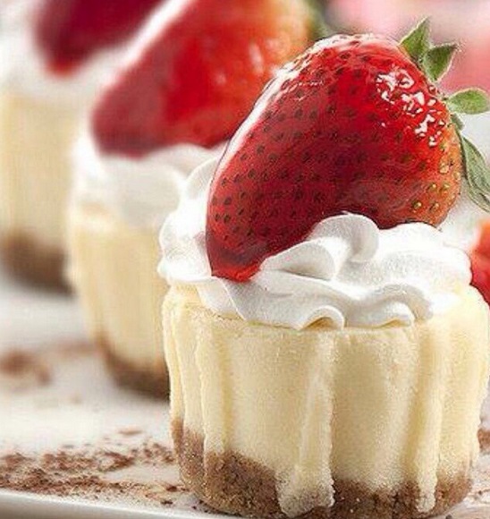 Mini strawberry cheesecake bites