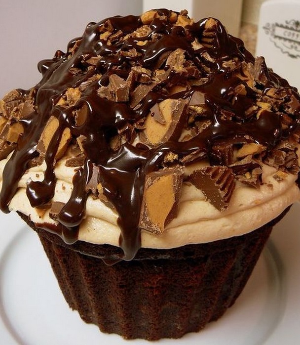 Reese's Peanut Butter Giant Chocolate Cupcake