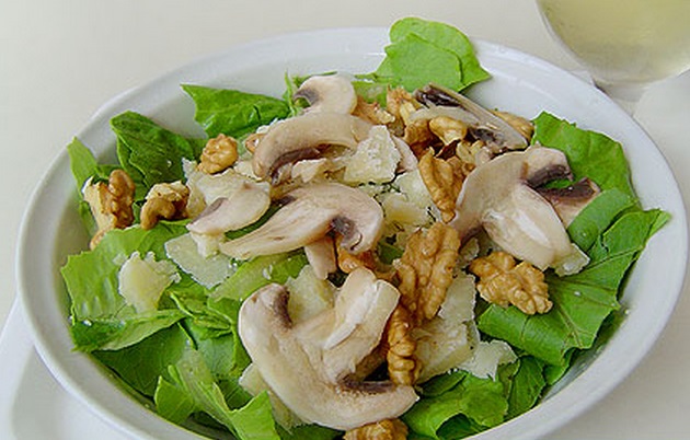 Raw Champignons, Nuts and Cheese Salad