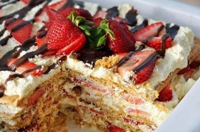 No-Bake Strawberry Icebox Cake Tray