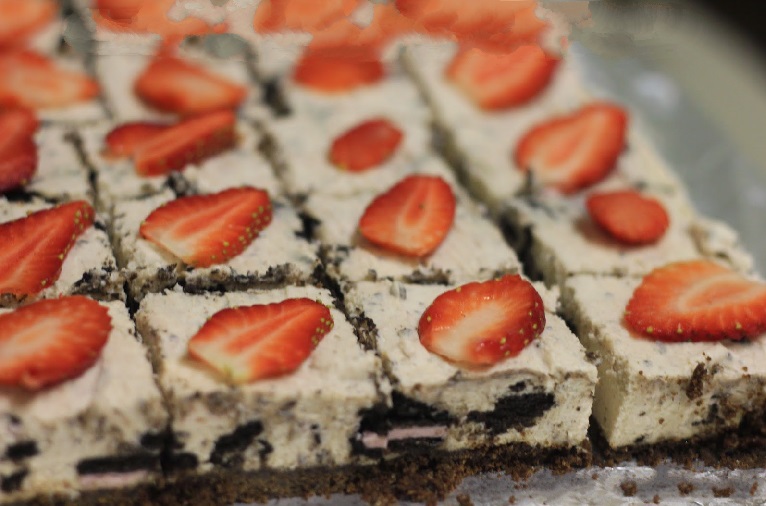 No-Bake Strawberry Oreo Cheesecake Tray