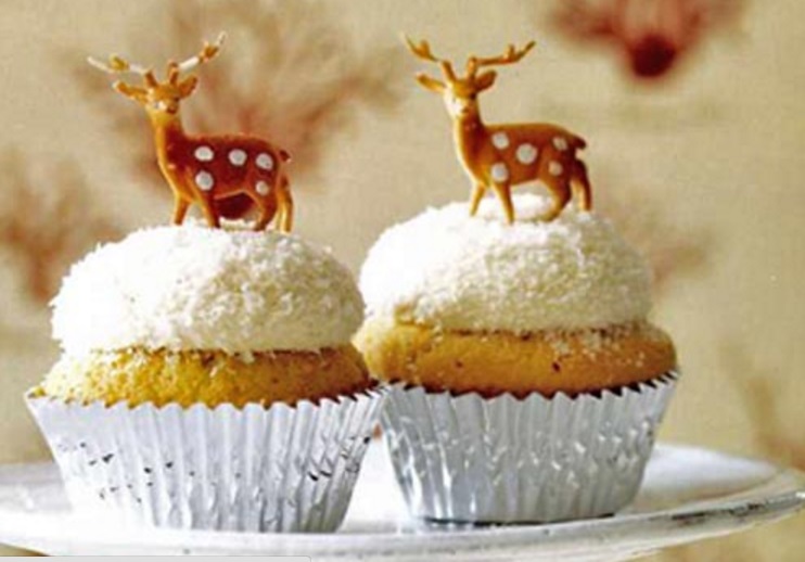 Coconut Snowball Christmas Cupcakes
