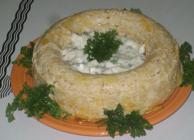 Noodle Ring Filled With Creamed Chicken