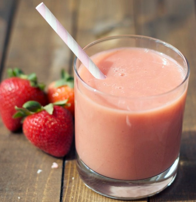 Strawberry and Almond Milk Smoothie