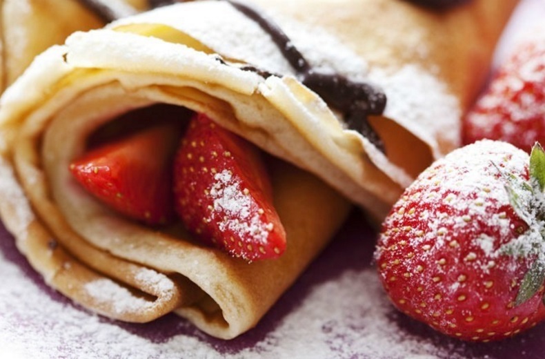 Crepes with Strawberries & Chocolate Sauce