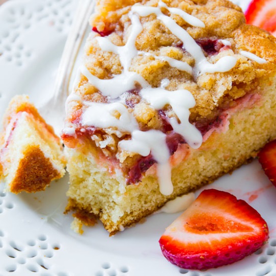 Strawberries ‘n’ Cream Crumb Cake