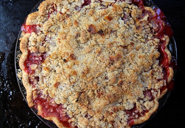 Strawberry & Rhubarb Crumble Pie