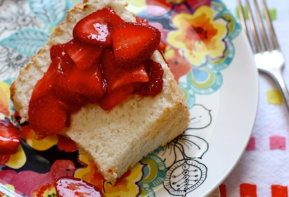 Angel Food Cake with Vanilla Strawberries