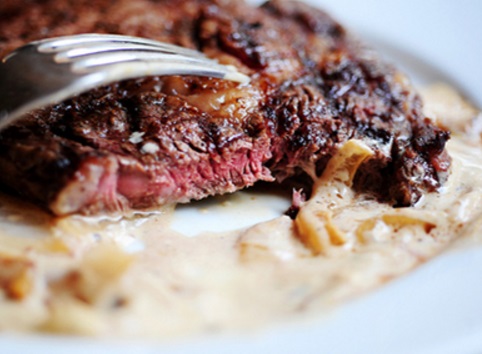 Grilled Ribeye Steak with Onion Mouldy Cheese Sauce