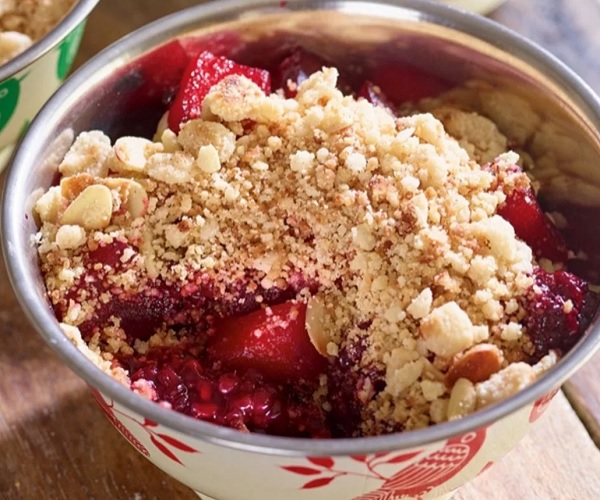 15-Minute Apple and Blackberry Crumble