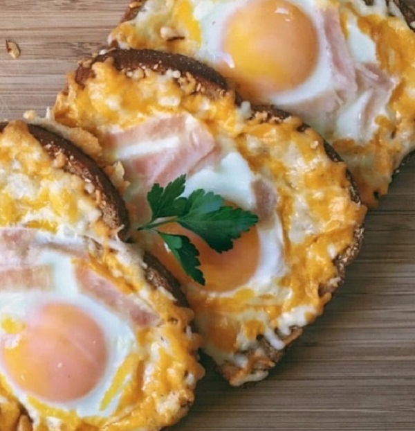 Cheesy-Egg-in-a-Hole Toast