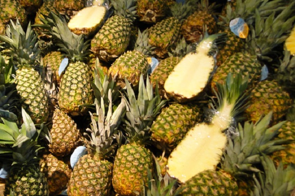 Ten Recipes for Food and Drinks You Can Make With a Pineapple