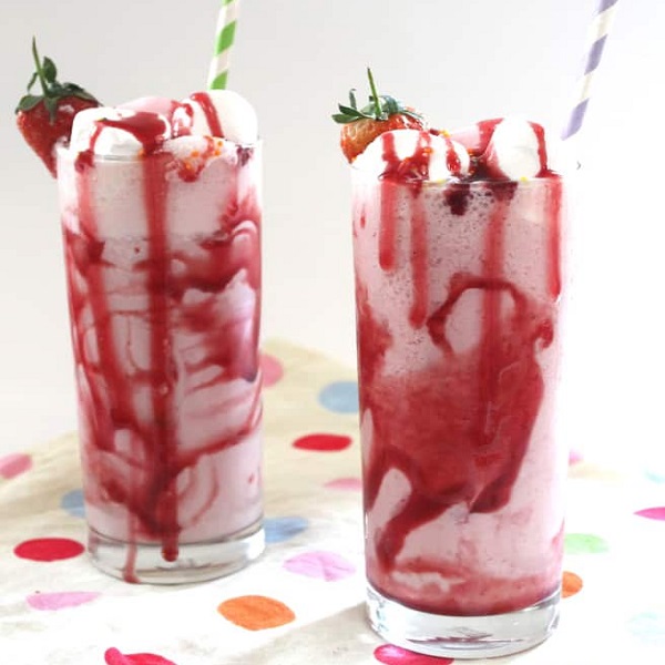 Strawberry Frozen Yoghurt Milkshake