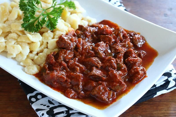 Traditional Marhapörkölt (Beef & Onion Stew)