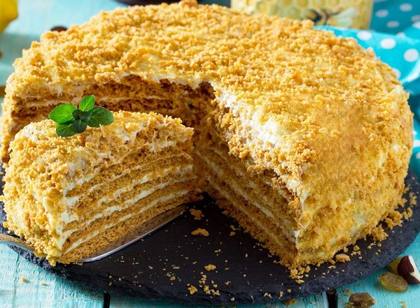 Traditional Moldovan Tort Smetanik (Madonna Cake)
