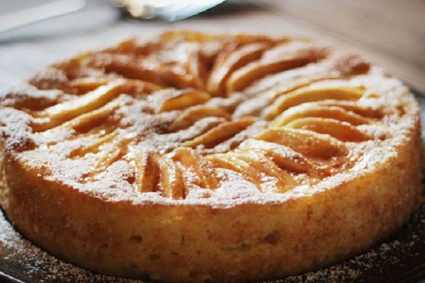 Traditional Luxembourg Äppelkuch (Dainty Apple Cake)