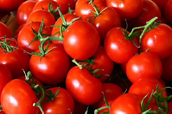 Raw Tomatoes (2.8 mg – per 100 Grams)