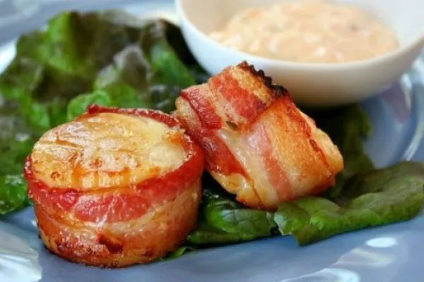 Bacon wrapped scallops with spicy cilantro mayonnaise