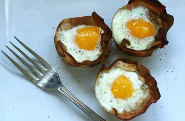 Bacon, egg and toast cups