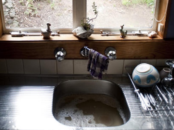 How To Deal with A Smelly Kitchen Sink